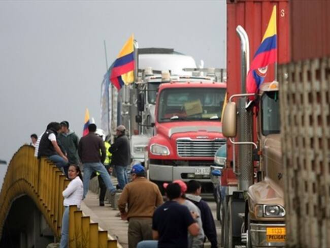 Con agresiones y quema de vehículos avanza paro camionero en Antioquia