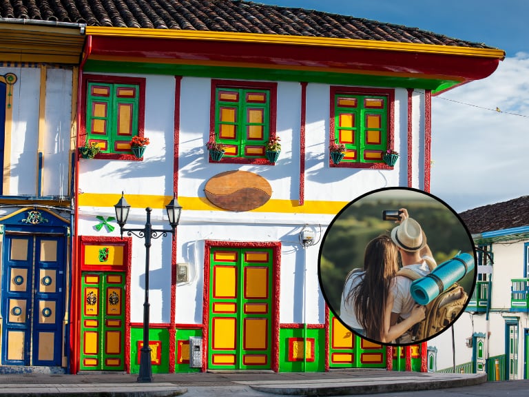 Turistas tomando una fotografía del pisaje y de fondo casas coloridas del Eje Cafetero colombiano (Fotos vía Getty Images).
