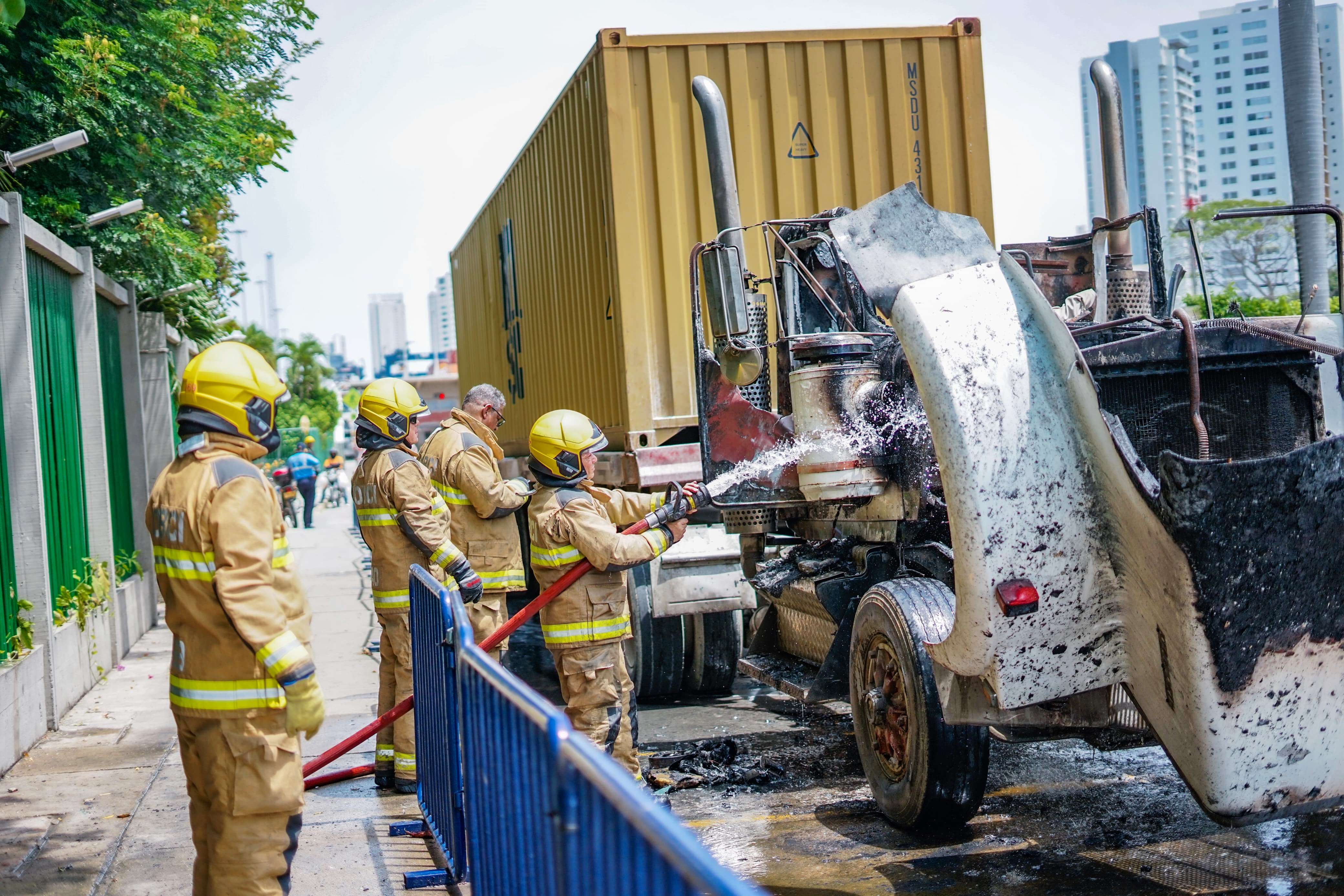 Cuerpo de Bomberos de Cartagena atendió incendio de una tractomula