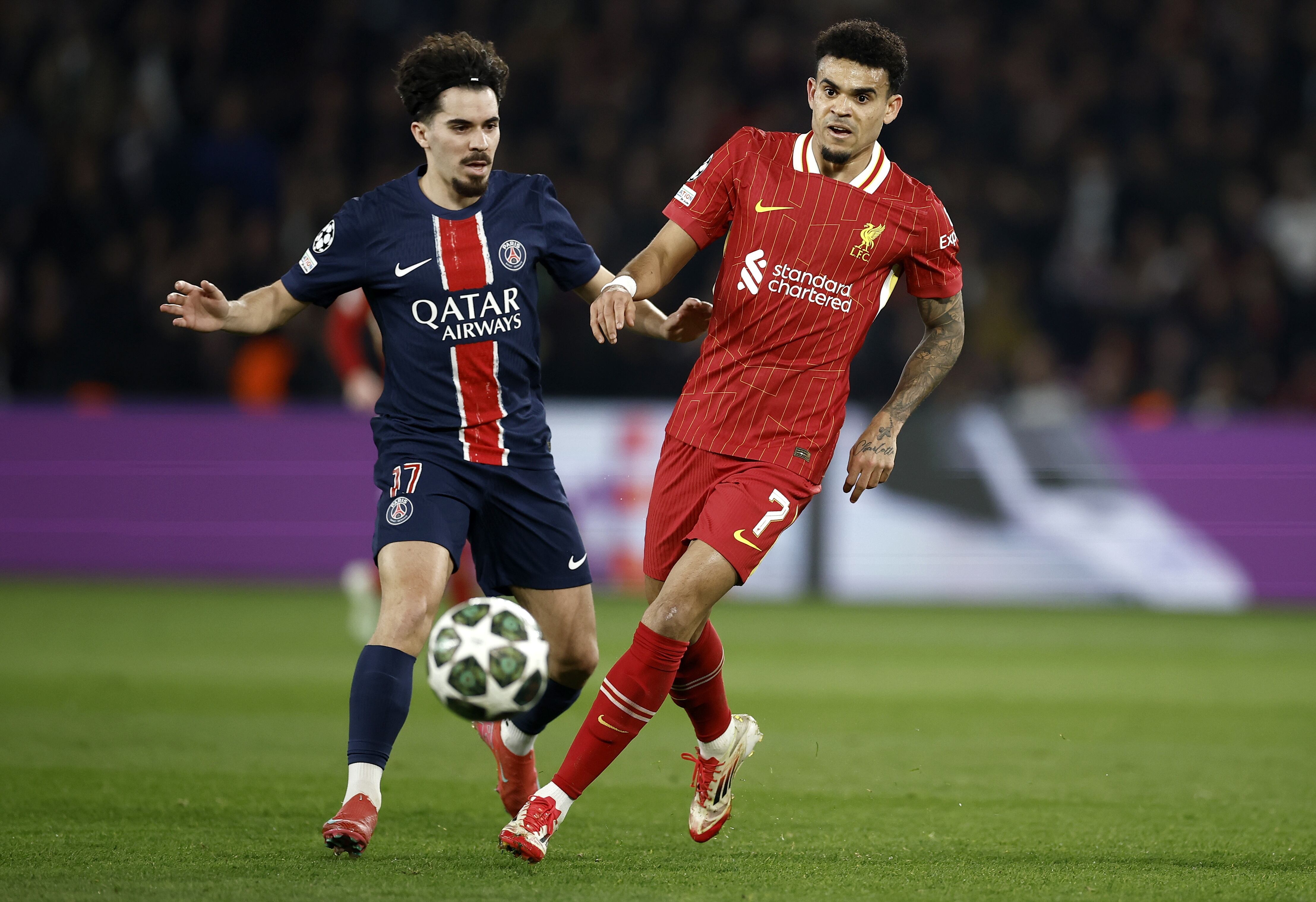 PARIS (France), 05/03/2025.- Vitinha (L) of PSG in action against Luis Diaz of Liverpool during the UEFA Champions League Round of 16, 1st leg soccer match between Paris Saint-Germain and Liverpool FC, in Paris, France, 05 March 2025. (Liga de Campeones, Francia) EFE/EPA/YOAN VALAT