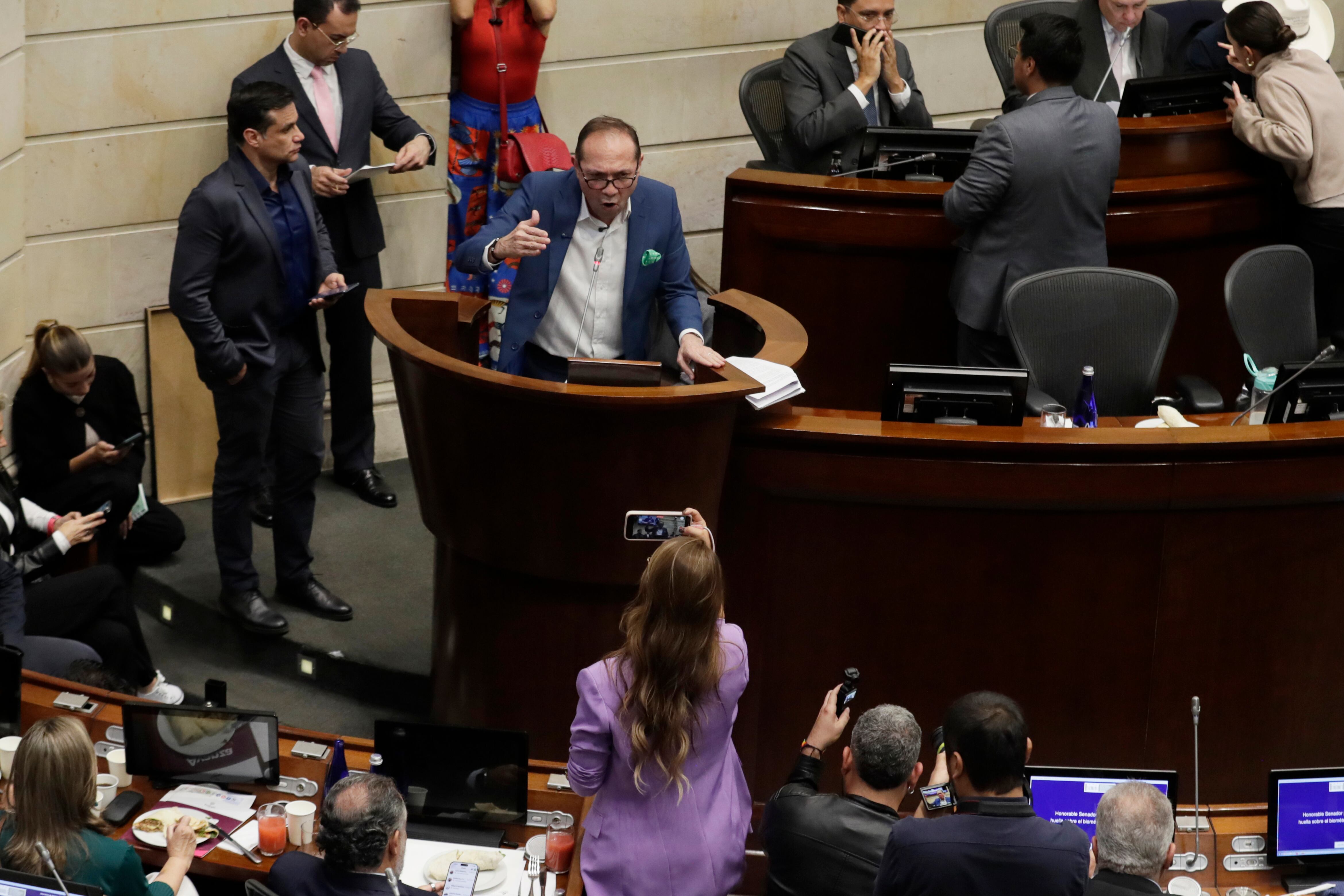 AME7288. BOGOTÁ (COLOMBIA), 13/05/2025.- La plenaria del Senado de Colombia comenzó este martes la discusión para votar si aprueba o no la convocatoria a una consulta popular propuesta por el mandatario Gustavo Petro sobre una reforma laboral, luego de que esta iniciativa se hundiera en marzo pasado en una comisión de esa misma corporación legislativa. EFE/ Carlos Ortega