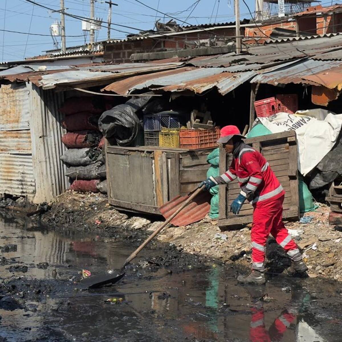 Veolia lleva a cabo la limpieza integral en los canales 5 y 6 del Mercado de Bazurto