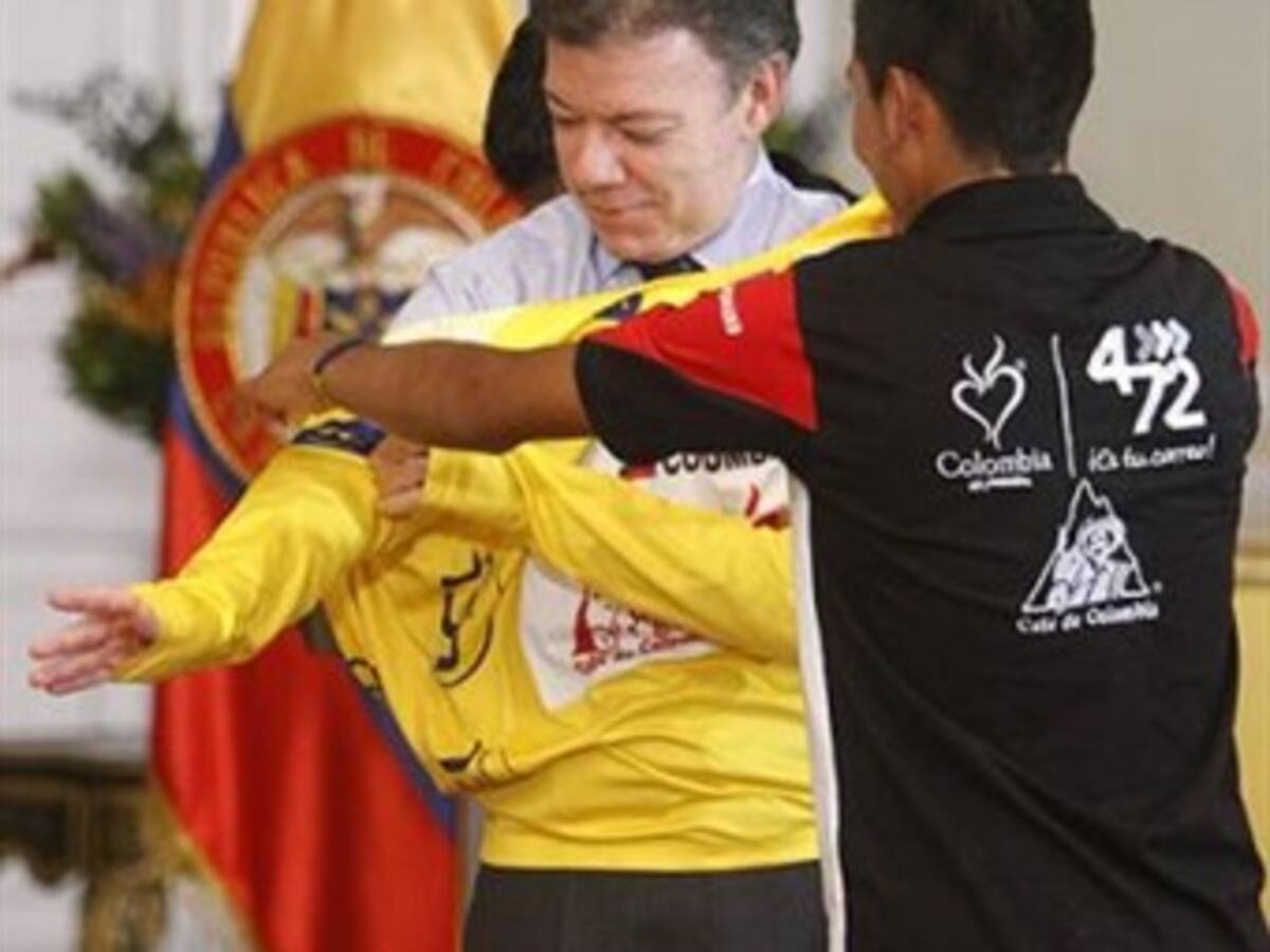 El Presidente Santos condecoró al campeón de la Vuelta del Porvenir Esteban Chaves