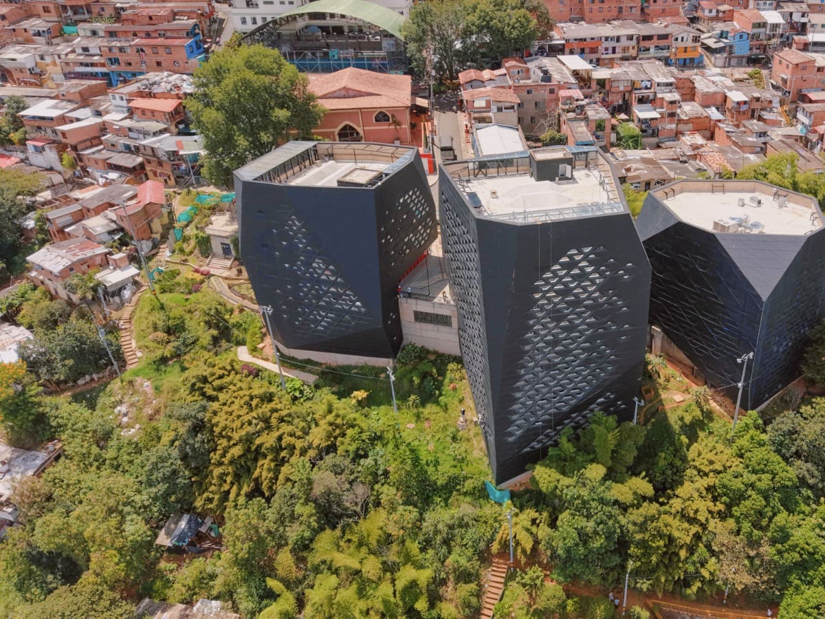 Tras superar retrasos en las obras, la Biblioteca Santo Domingo Savio reabre sus puertas en Medellín