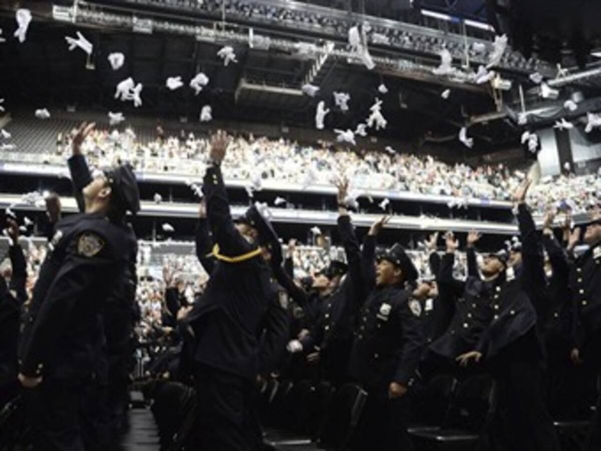 Nuevos policías de Nueva York hablan 40 idiomas y 28% corresponde a hispanos
