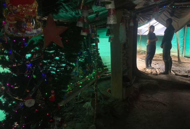 Los guerrilleros se reúnen a celebrar la Navidad. 