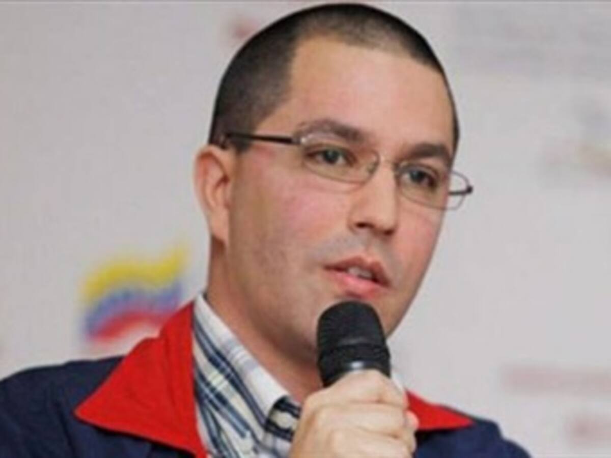 Gobierno venezolano critica a medios “derechistas” por ridiculizar amenazas paramilitares