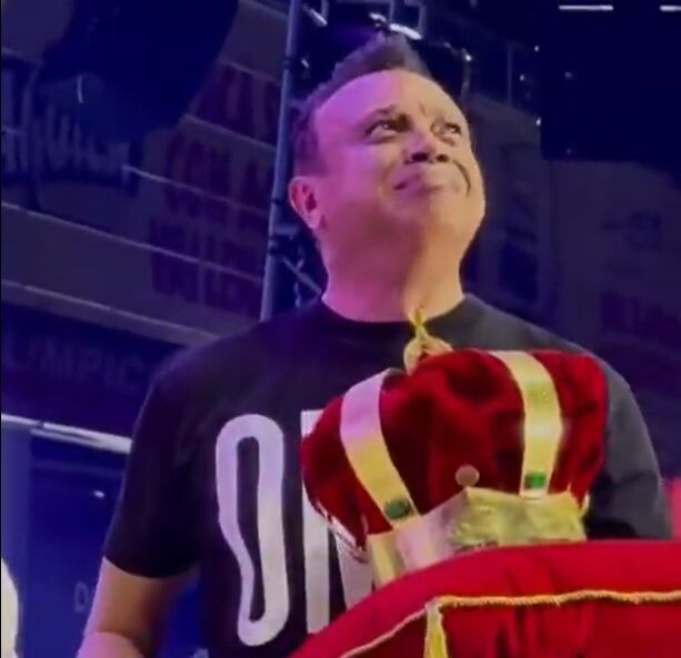 Juan Manuel Geles recibe la corona en homenaje póstumo a su hermano.