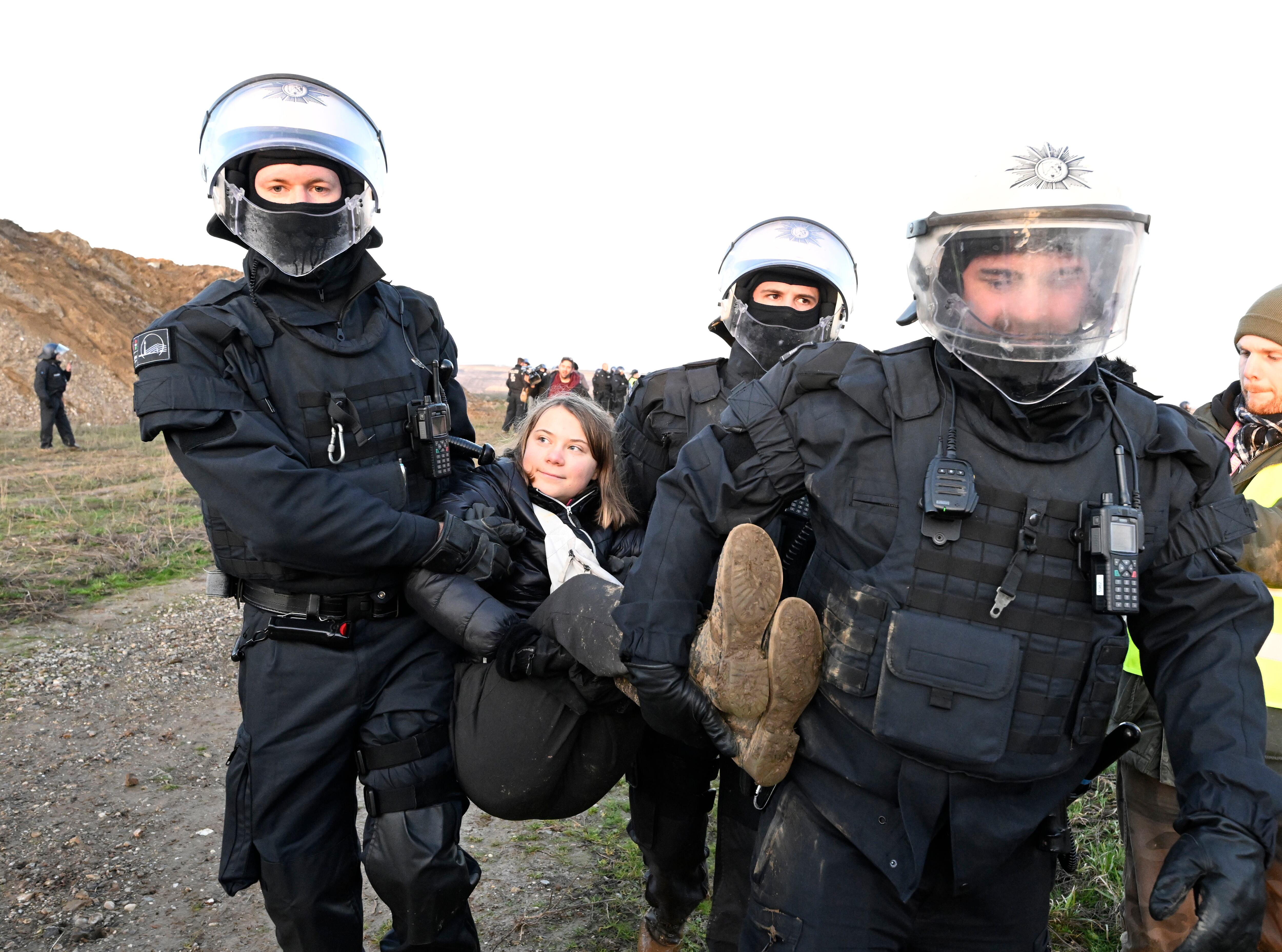 Tres policías cargan a la activista climática, Greta Thunberg, que protestaba en la mina Garzweiler II.
(Foto: Roberto Pfeil/picture alliance via Getty Images)