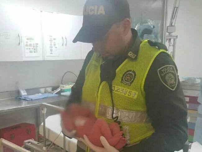 Policía en Cali busca madre que abandonó en la calle a su bebe