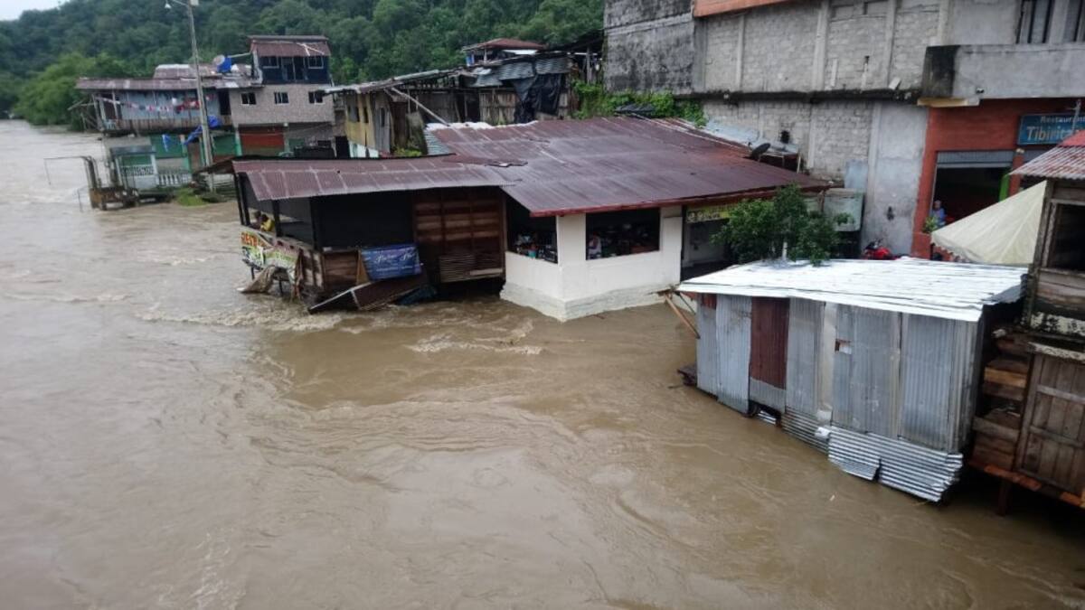 Un fuerte aguacero que se registró desde las Cinco de la tarde del viernes hasta las seis de la madrugada del sábado originó el desbordadamiento del río San Juan afectando a los municipio de Istmina y Medio San Juan.