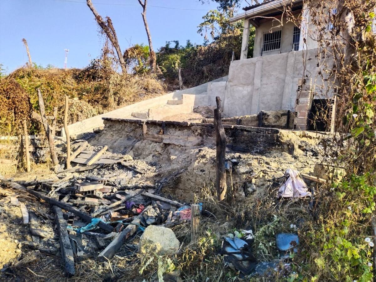 Incendio arrasó con vivienda de madera y dejó a una familia en la calle en Cartagena