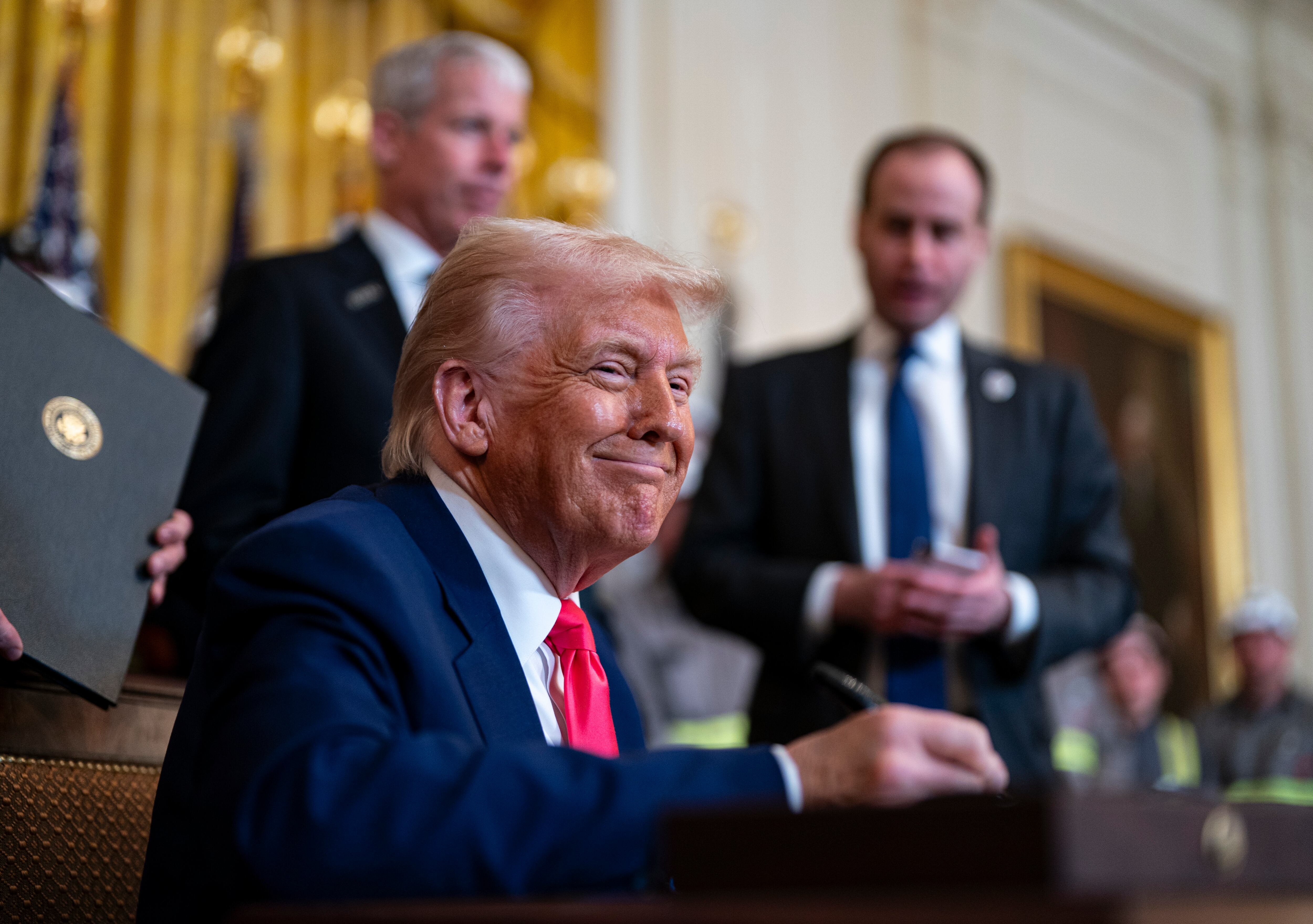 WASHINGTON (United States), 09/04/2025.- US President Donald Trump attends an executive order signing ceremony in the East Room of the White House in Washington, DC, USA, 08 April 2025. Trump is moving to expand the mining and use of coal inside the US, a bid to power the boom in energy-hungry data centers while seeking to revive a declining US fossil fuel industry. EFE/EPA/Al Drago / POOL