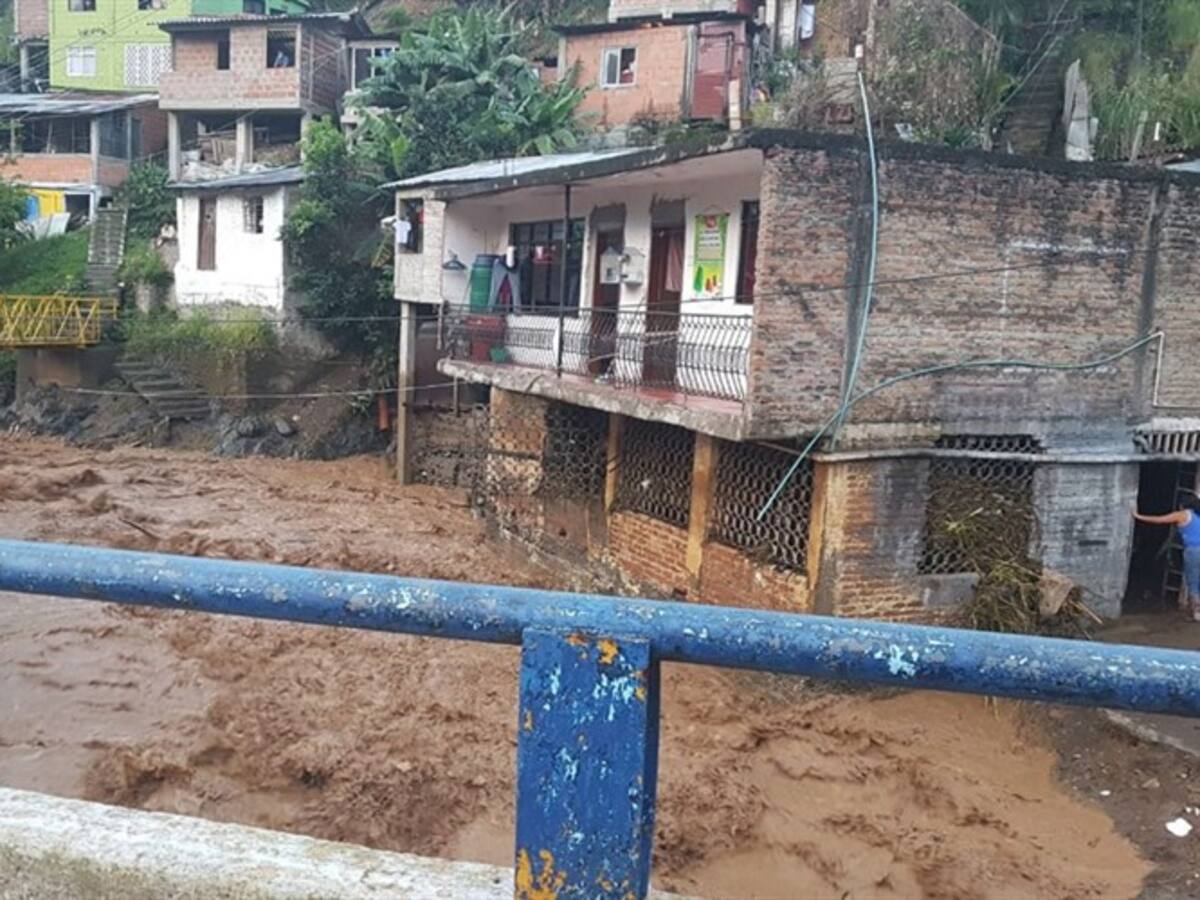 Fuertes lluvias en Cali causan emergencia por desbordamiento de ríos