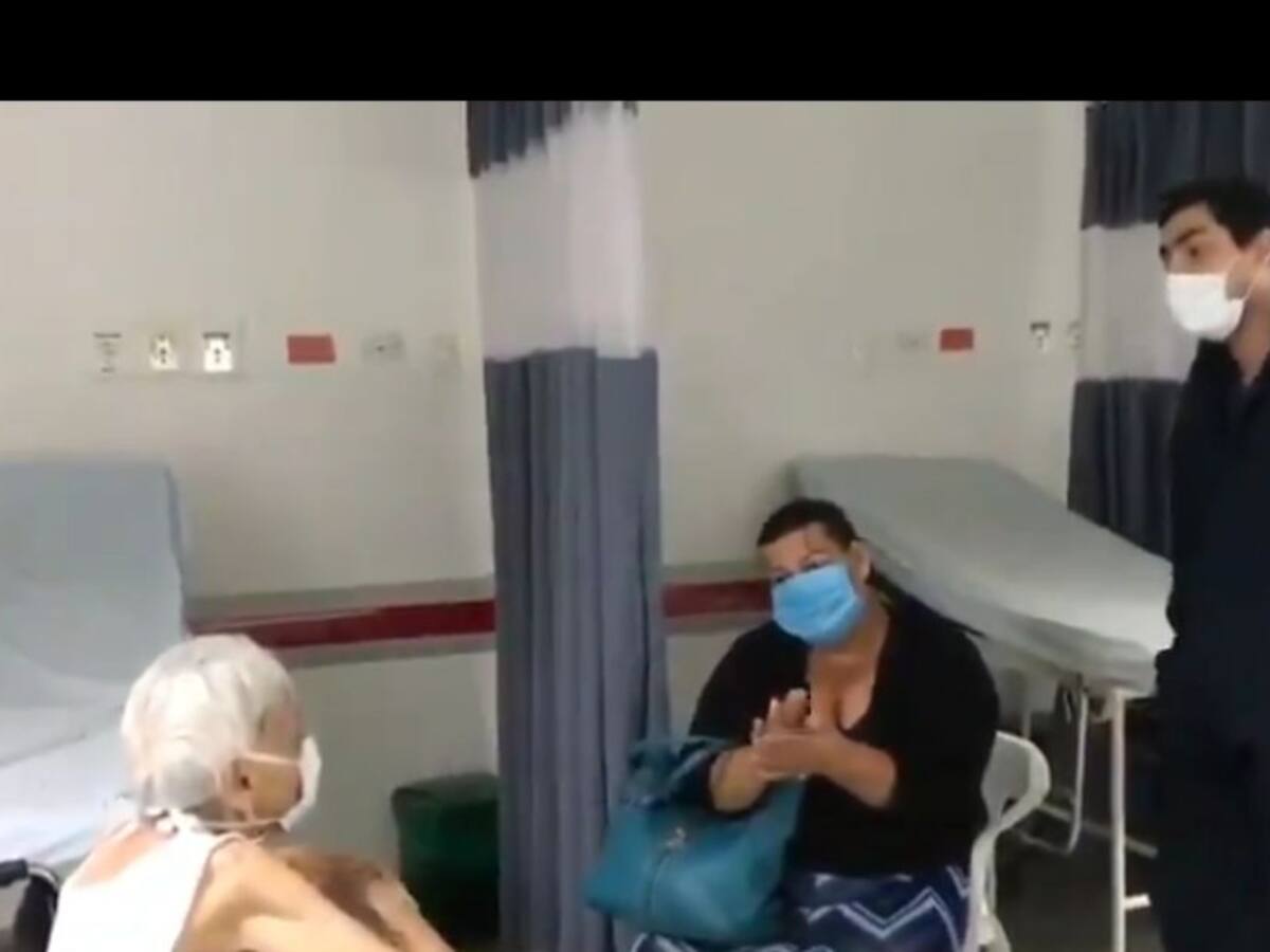 Médico en Barranquilla le canta vallenatos a pacientes con COVID-19 en UCI