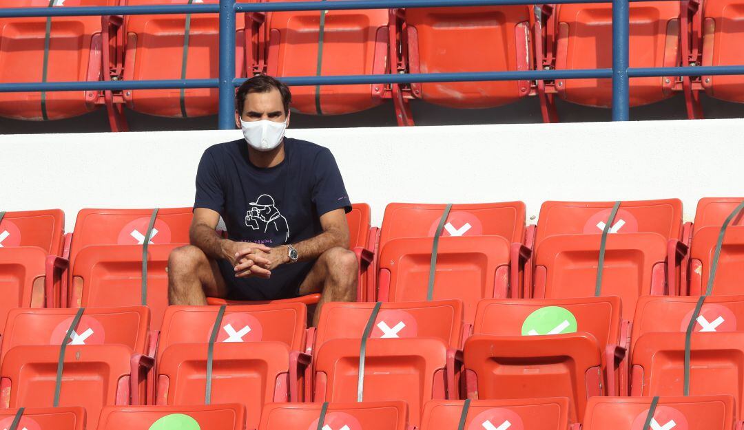 Roger Federer disfrutando algunos de los juegos del Torneo de Doha a la espera de su estreno.