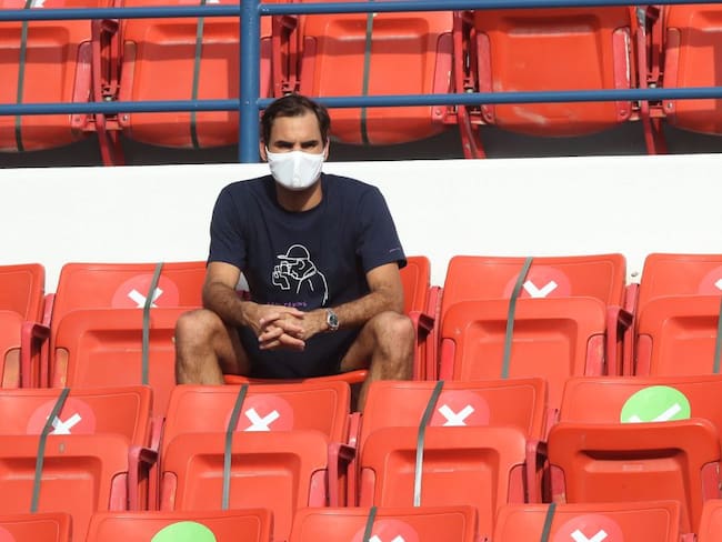 Roger Federer disfrutando algunos de los juegos del Torneo de Doha a la espera de su estreno.