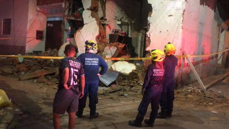 Rescatan a mujer que quedó atrapada en una vivienda que colapsó