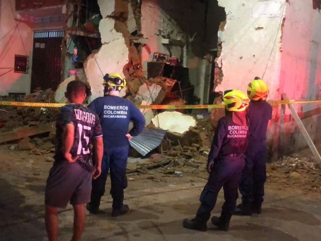 Rescatan a mujer que quedó atrapada en una vivienda que colapsó