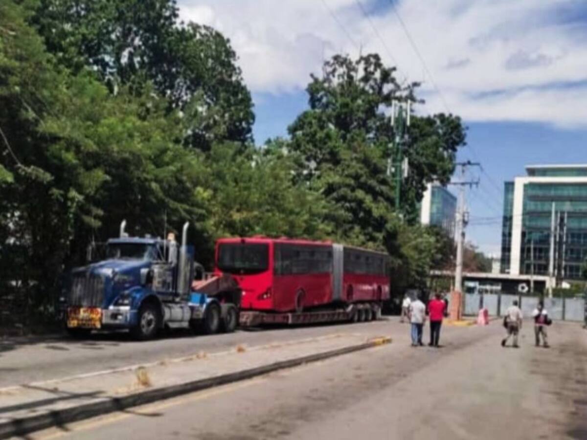 Conductor dice que buses viejos de Transmilenio circulan en Bucaramanga