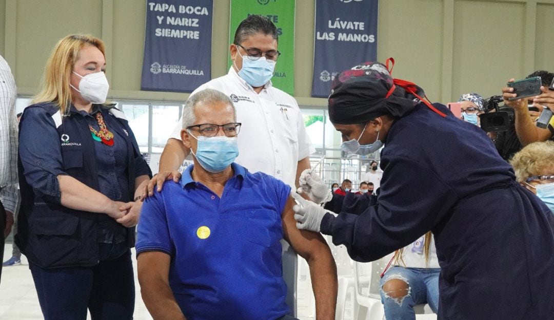 Nelson Bernal recibió la vacuna un millón contra el COVID-19 en Barranquilla.