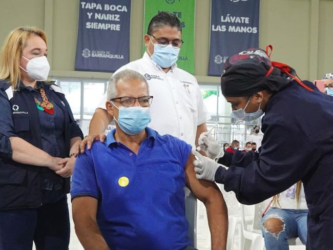 Nelson Bernal recibió la vacuna un millón contra el COVID-19 en Barranquilla.