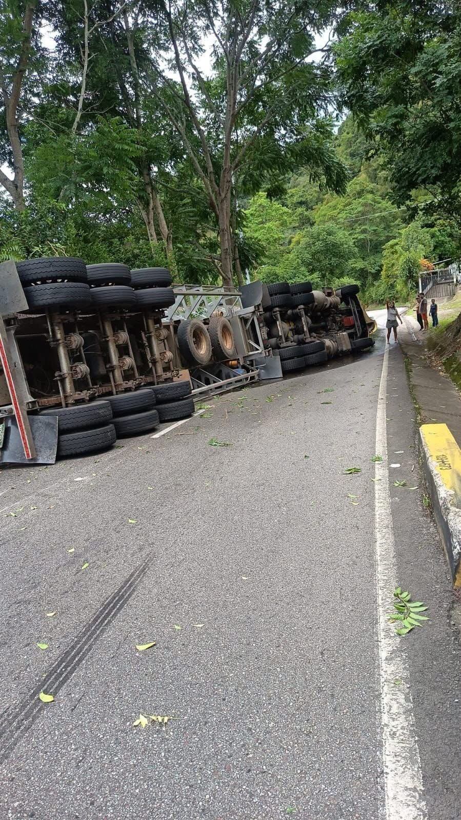 Veolia Aguas del Norte activa plan de contingencia tras volcamiento de vehículo con ACPM. / Foto: Cortesía.
