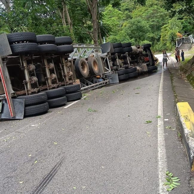 Veolia Aguas del Norte activa plan de contingencia tras volcamiento de vehículo con ACPM. / Foto: Cortesía.