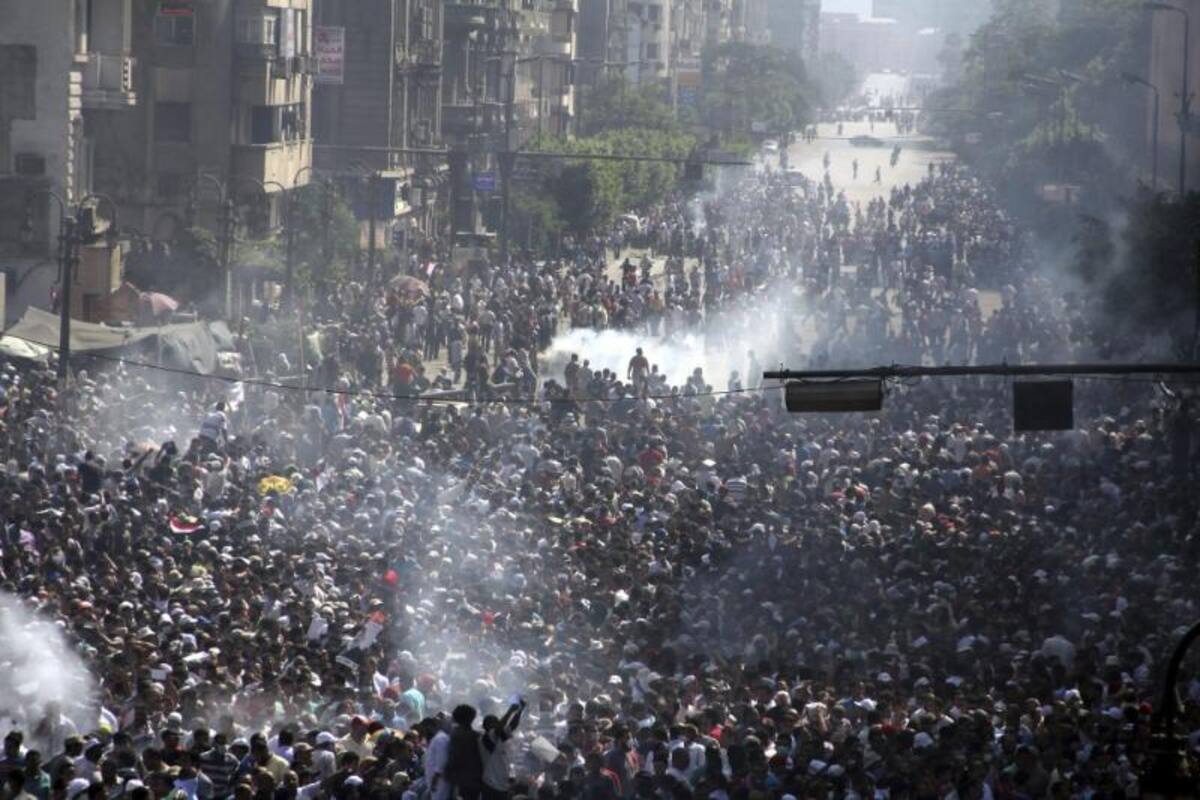 Los simpatizantes de los Hermanos Musulmanes y del depuesto presidente egipcio Mohamed Mursi se manifiestan en Nasr, El Cairo (Egipto),  los islamistas bautizarón  como "Viernes de la Ira". donde más de 30 personas murieron