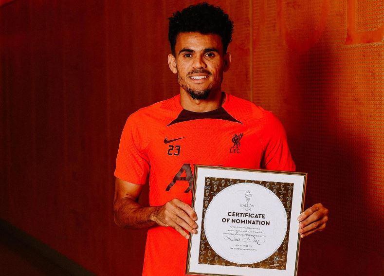 Luis Díaz posa con el certificado de nominación l Balón de Oro / liverpoolfc.com