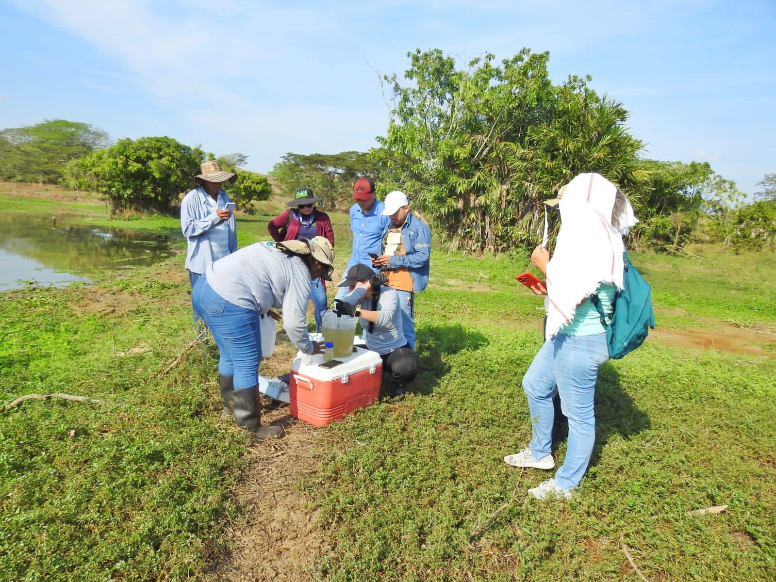 Toma de muestras por mortandad de peces- foto Corantioquia
