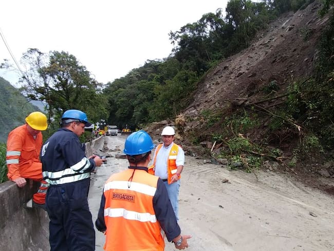 Máxima alerta en Guayabetal por derrumbe en la vía al llano
