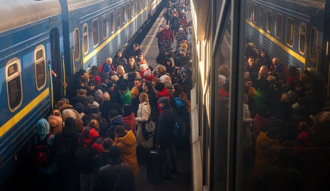Evacuación de ciudadanos ucranianos tras los bombardeos de Rusia.        Foto: Getty 