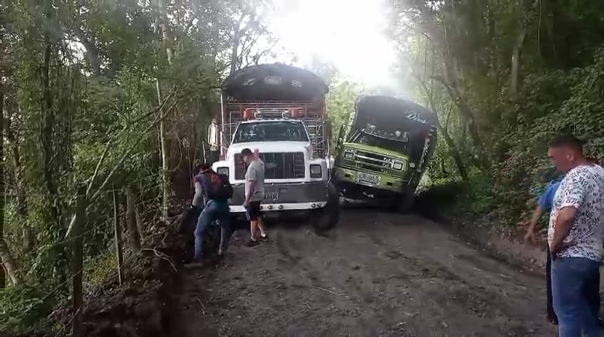 Vehículos de carga en vía alterna Sardinata / Foto: Cortesía
