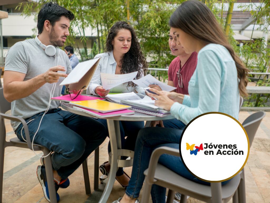 Personas estudiando en un entorno universitario y de fondo el logo del programa Jóvenes en Acción (Fotos vía Getty Images)