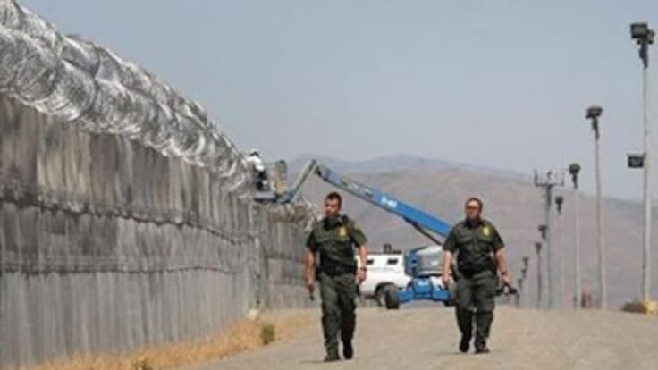 Rescatan a 165 migrantes secuestrados cerca de la frontera entre EE.UU. y México