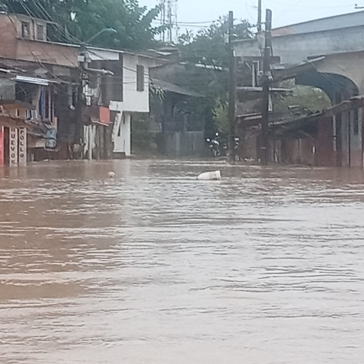 Unas 2.800 personas se inundaron por el desbordamiento de una quebrada en el área urbana de Zaragoza