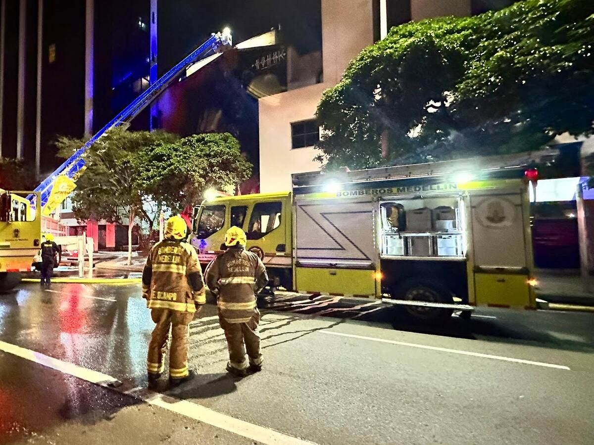 Autoridades atienden un incendio en el piso 7 de la Clínica Fundadores de Medellín