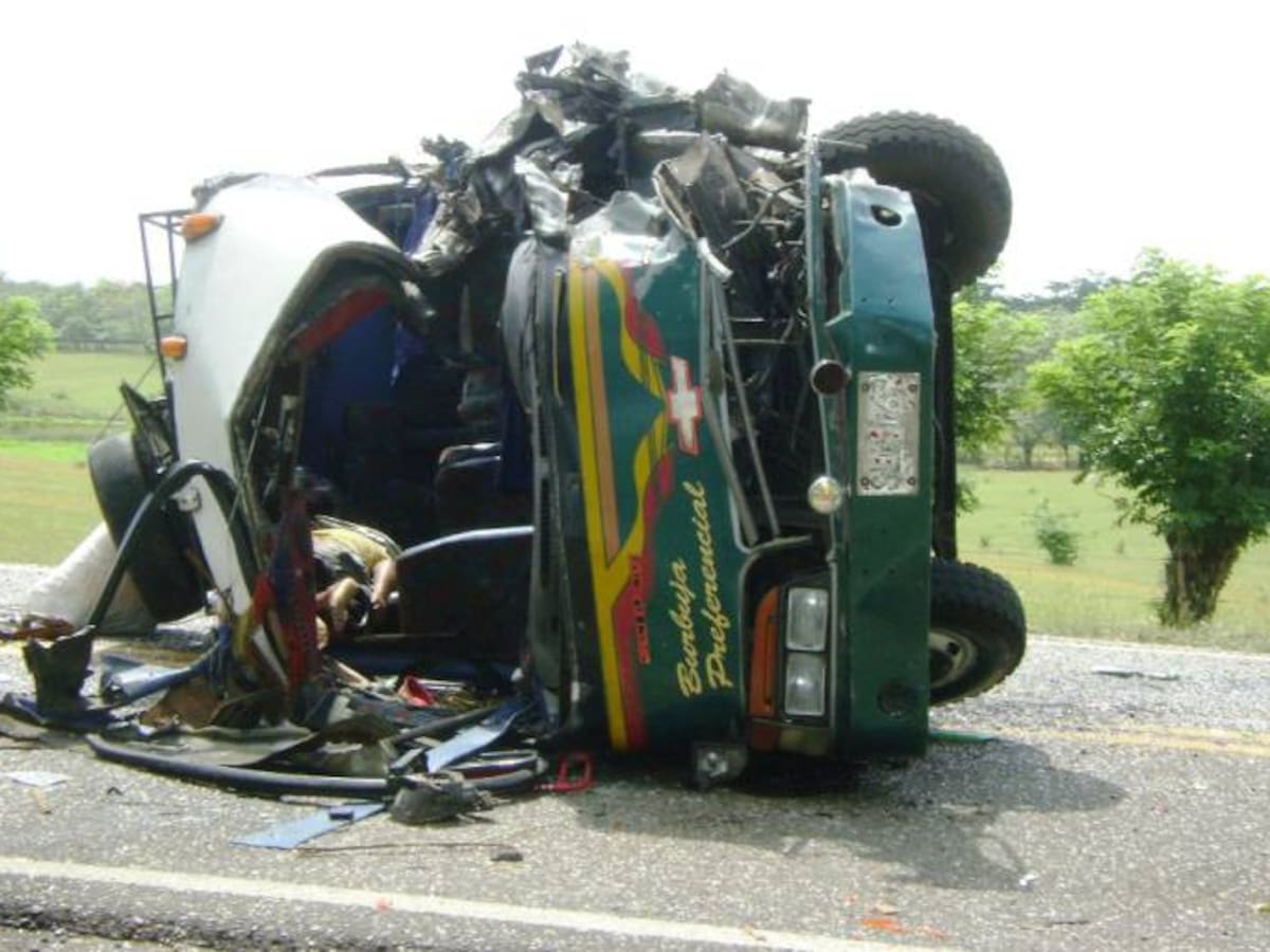 Heridos funcionarios de la Registraduría en accidente vehicular Bolívar
