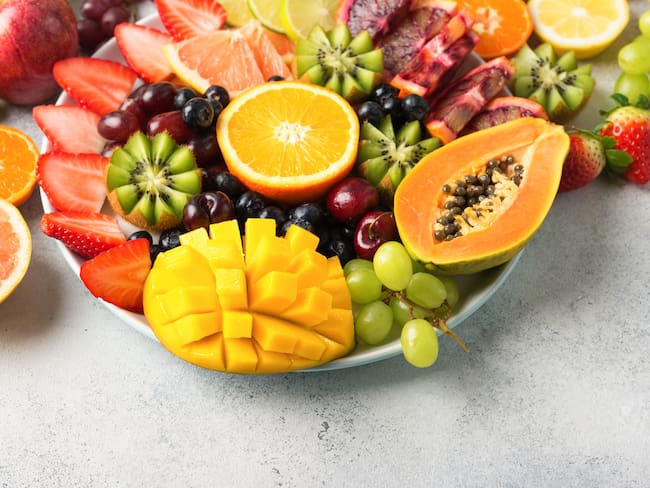 Plato con variedad de frutas picadas (Foto vía Getty Images)