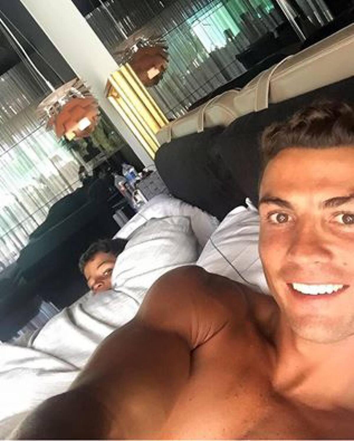 El futbolista ha publicado estos días en las redes sociales algunas fotografías de los planes que está compartiendo con su hijo, que incluyen sesiones de gimnasio y siestas.