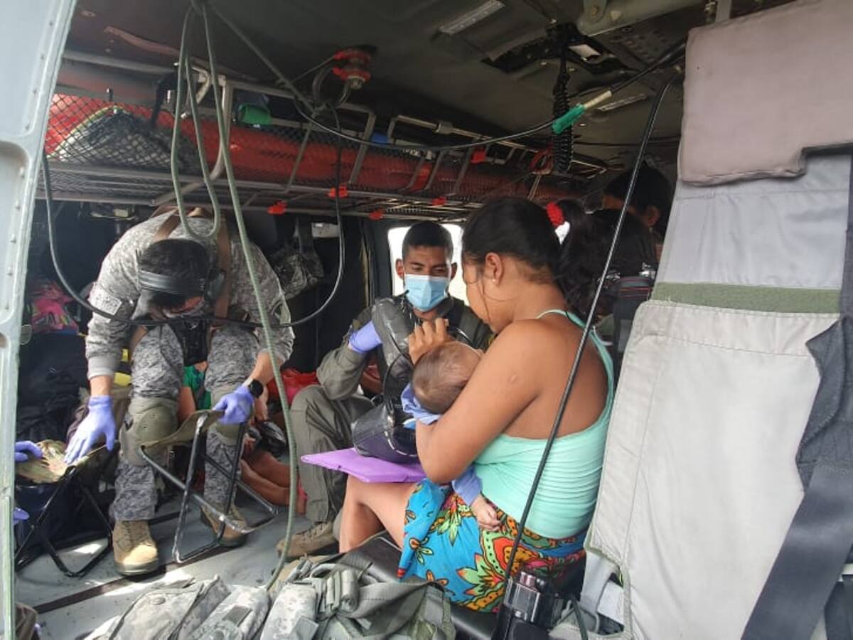La FAC evacuó en helicóptero a 13 menores en grave estado de salud desde el Bajo Baudó