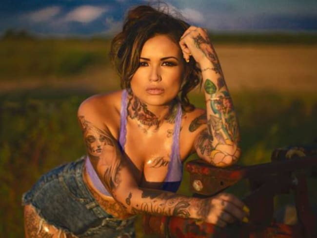 [Fotos] Conozca la colombiana que además de sobresalir como tatuadora destaca por su belleza