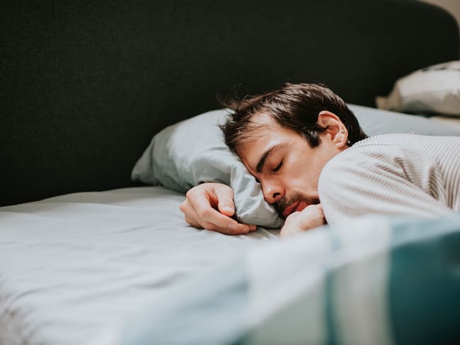 Hombre durmiendo boca abajo (Getty Images).