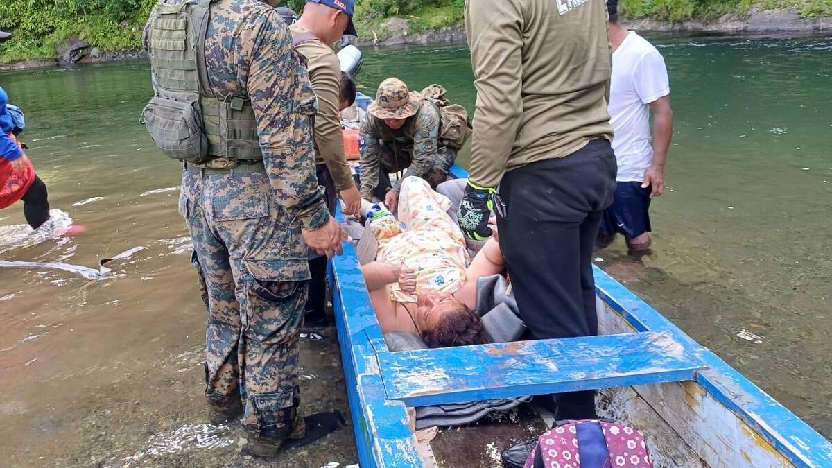 Rescatan a una migrante que sufrió grave herida cruzando por el darién