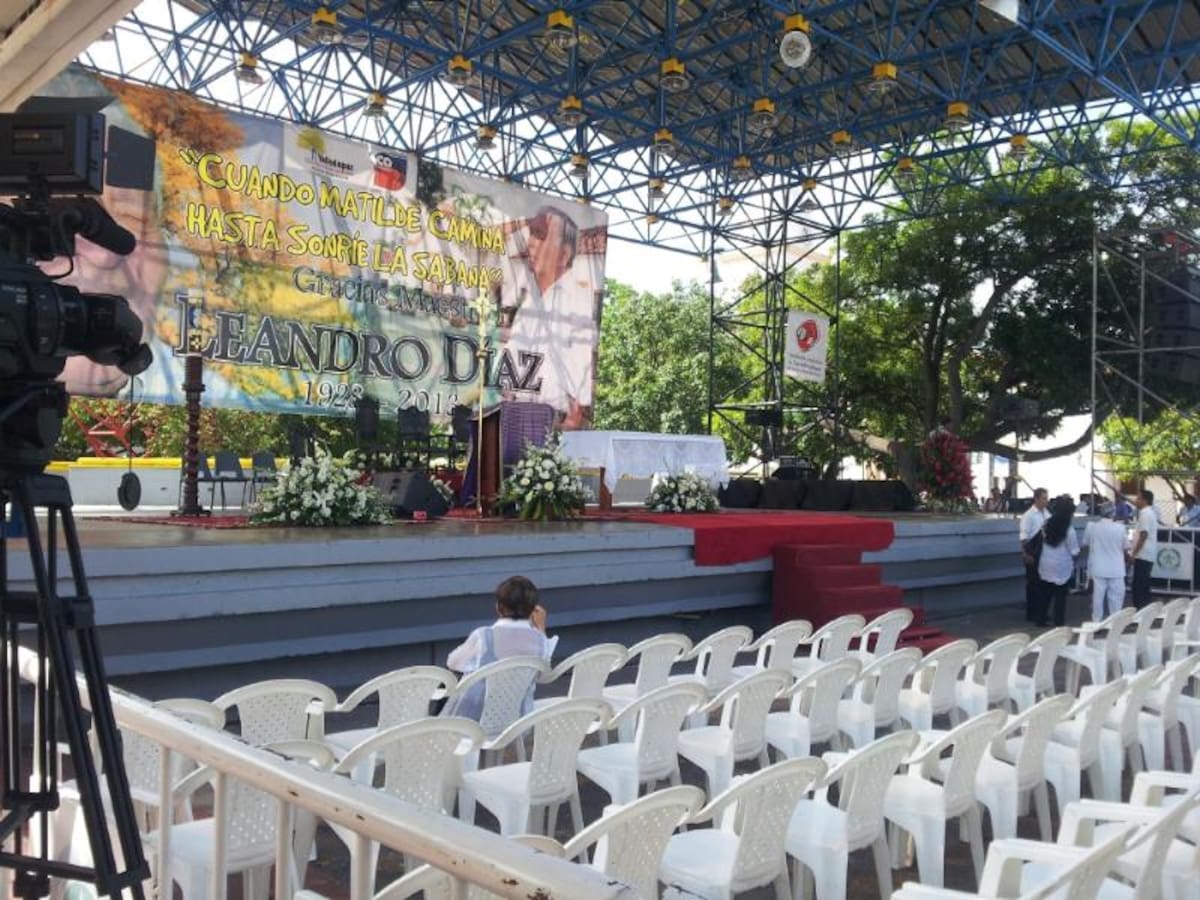 En la Plaza Alfonso Lopez de Valledupar se realiza una ceremonia a esta hora para despedir al Maestro Leandro Diaz. Carlos Vives y Claudia Elena Vasquez hacen presencia en el lugar. En la tarima hay músicos quienes con su acordeón entonan cantos para despedir a Leandro.