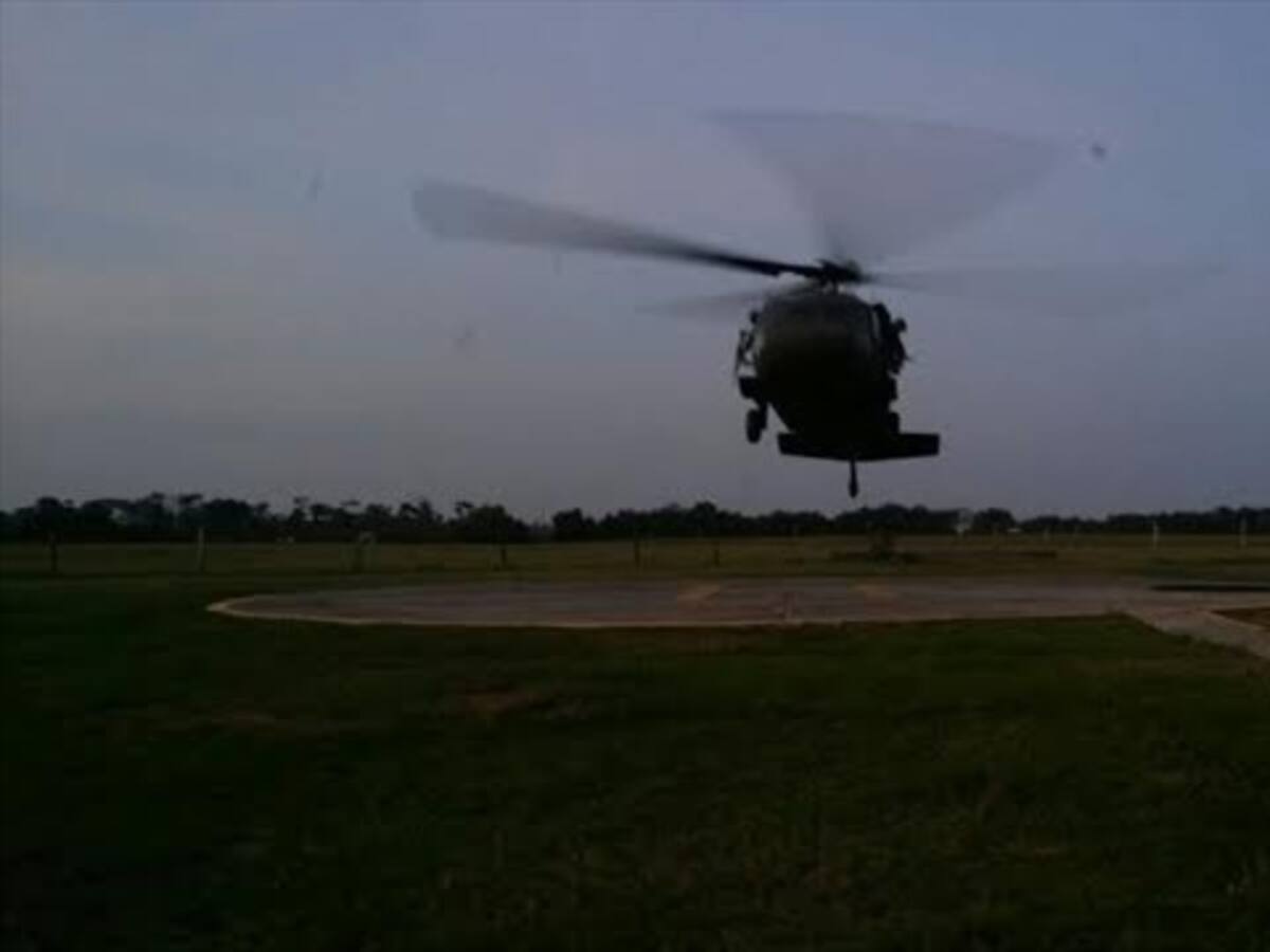 Continúa en reparación helicóptero que aterrizó de emergencia en Antioquia