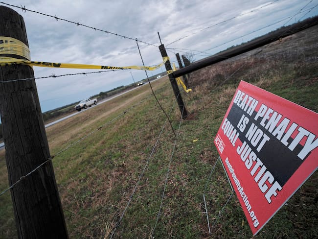 Atmore (United States), 25/01/2024.- A protest sign against the death penalty is displayed outside of the W.C. Coleman Correction Facility where the State of Alabama is planning the execution of convicted killer Kenneth Eugene Smith in Atmore, Alabama, USA, 25 January 2024. There have been protests by several human rights groups who claim the experimental method of using nitrogen gas hypoxia to execute people may not work. (Protestas) EFE/EPA/DAN ANDERSON