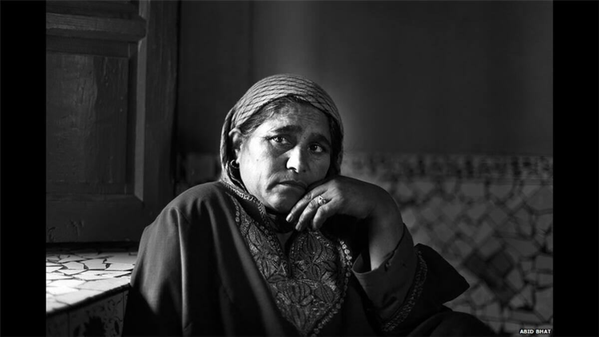 El esposo de Dilshada es un pintor desaparecido en 1992 cuando salió a comprar pintura. Ella remienda ropa y trabaja limpiando casas para sostener a sus tres hijos. Sufre de diabetes y ha perdido parcialmente la visión.