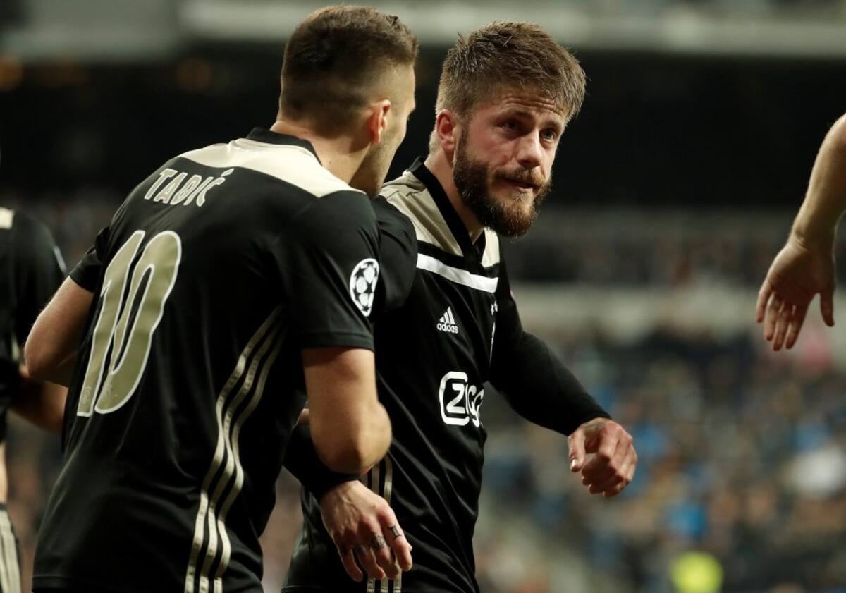 Lasse Schøne marcó un golazo de tiro libre y selló la victoria del Ajax